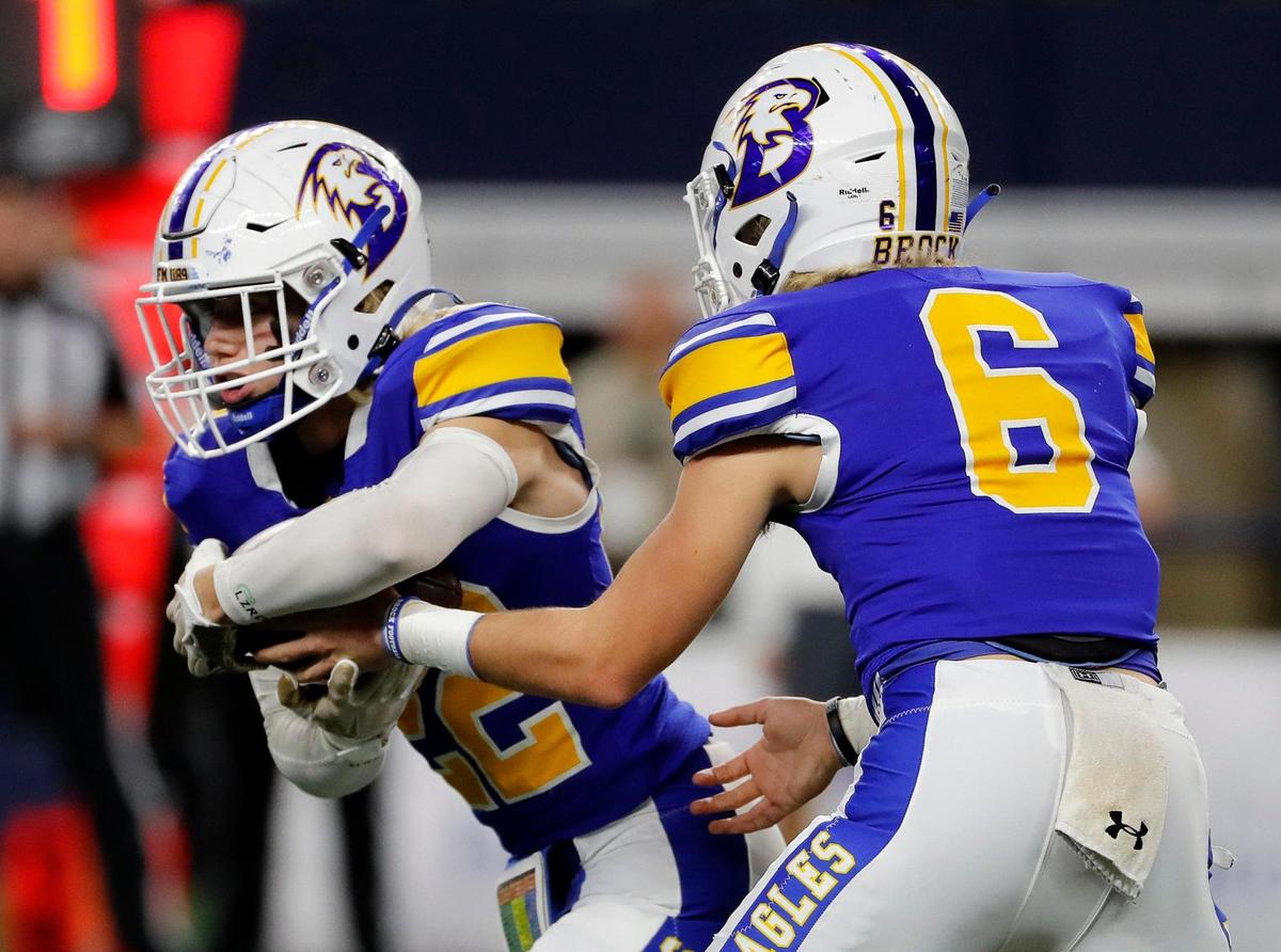 Brock quarterback Tyler Moody (6) hands off to running back Brett Tutter (22) in the first half of a UIL Class 3A D2 state championship football game at AT&T Stadium in Arlington, Texas, Thursday , Dec. 15, 2022. Franklin led 7-0 at the half.(Star-Telegram Bob Booth)