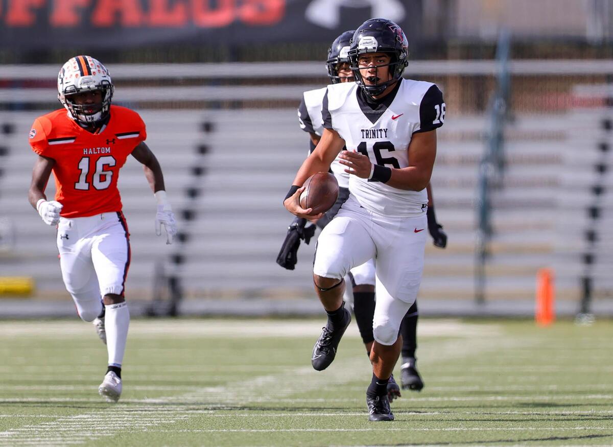 Trinity quarterback Valentino Foni (16) goes 74 yards for a touchdown against Haltom during the first half of a High School Football game played, Friday afternoon, November 27, 2020 at the Birdville ISD Fine Arts/Athletics Complex in North Richland Hills, Tx. (Steve Nurenberg Special to the Star-Telegram)