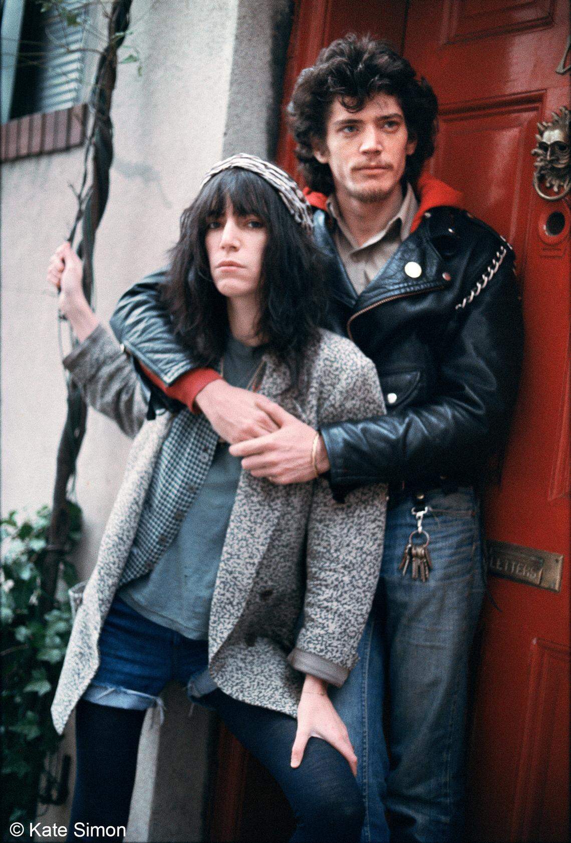 A portrait of Robert Mapplethorpe and Patti Smith by Kate Simon.