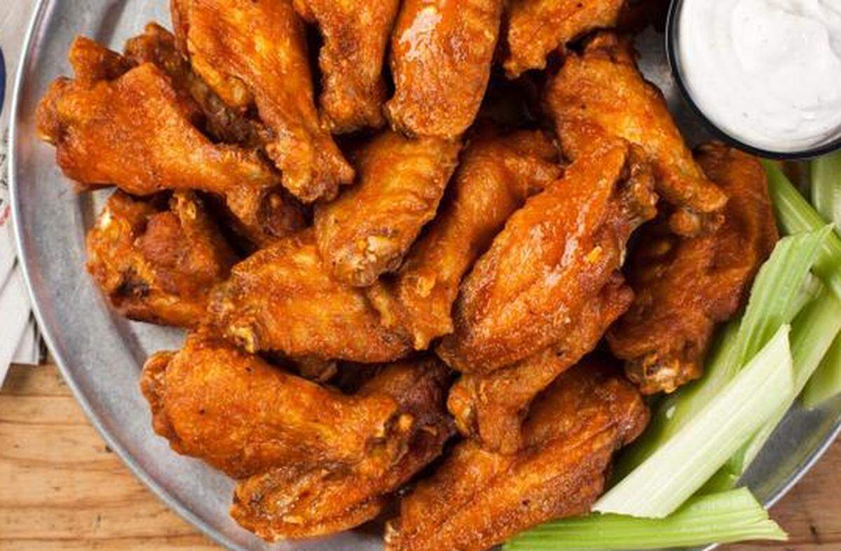 La ración de alitas de 20 piezas de Pluckers Wing Bar. Puedes pedir más.
