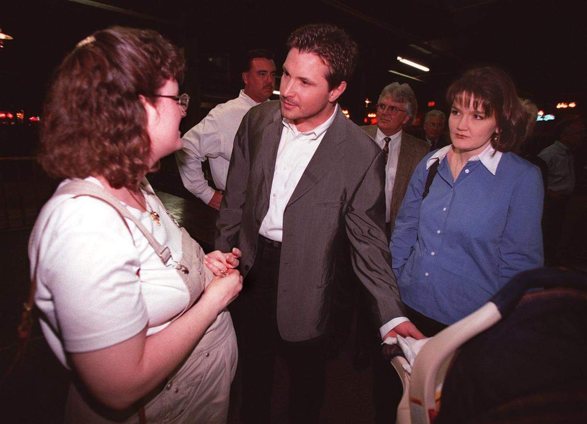 April 14, 1999: Country music entertainer Ty Herndon speaks with Mary Collins, left, and Renea Dean at the press conference at Billy Bob’s Texas to announce a special performance to benefit the widows of volunteer firefighters killed that February.