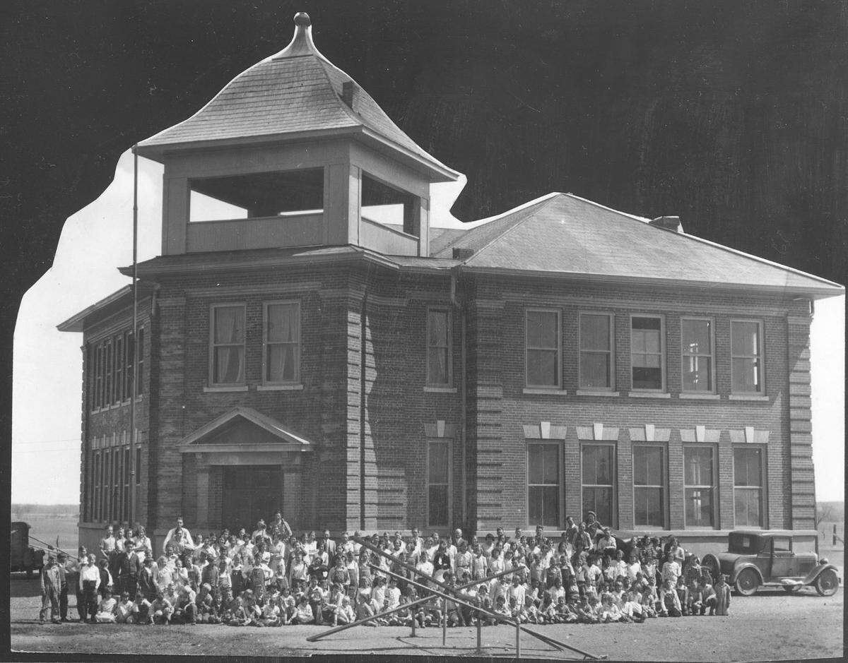 April 10, 1932: Keller School, class photo