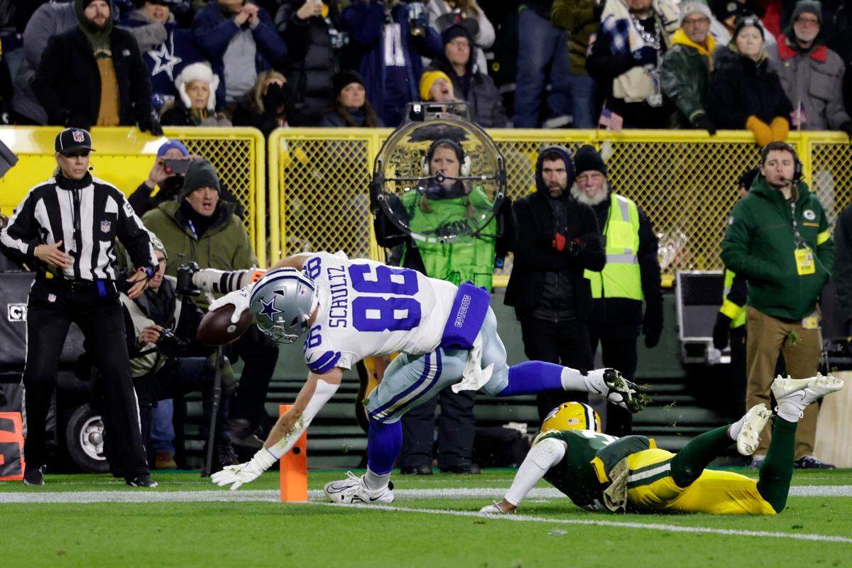 Dallas Cowboys tight end Dalton Schultz (86) gets past Green Bay Packers safety Adrian Amos to score a touchdown after catching a pass during Sunday’s game at Lambeau Field.