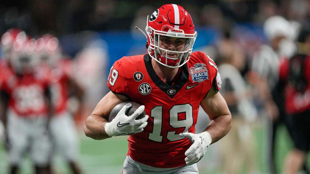 Georgia tight end Brock Bowers (19) warms up before the Peach Bowl NCAA college football semifinal playoff game between Georgia and Ohio State, Saturday, Dec. 31, 2022, in Atlanta. (AP Photo/John Bazemore)