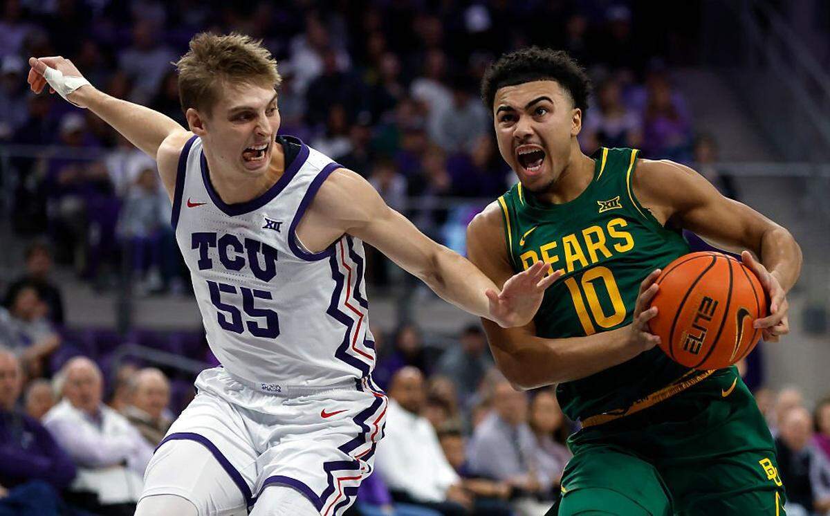 FORT WORTH, TEXAS - JANUARY 3: Isaac Williams IV #10 of the Baylor Bears goes to the basket against Tanner Toolson #55 of the TCU Horned Frogs during the first half on January 3, 2026 in Fort Worth, Texas. (Photo by Ron Jenkins/Getty Images)