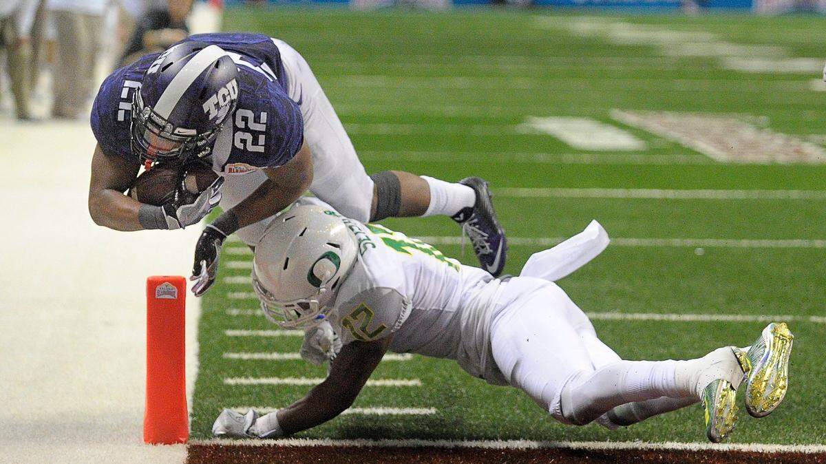 TCU Horned Frogs running back Aaron Green (22) scores a fourth quarter touchdown over Oregon Ducks cornerback Chris Seisay (12) as TCU beat Oregon Ducks 47 to 41 during the third overtime in the Valero Alamo Bowl on Jan. 2, 2016.