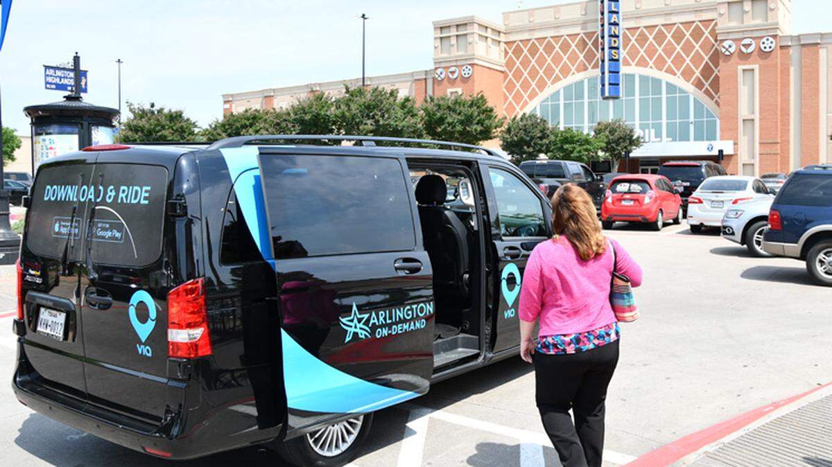 Arlington’s Via and Handitran rideshare services are offering free rides to polling locations for the upcoming Nov. 8 election.