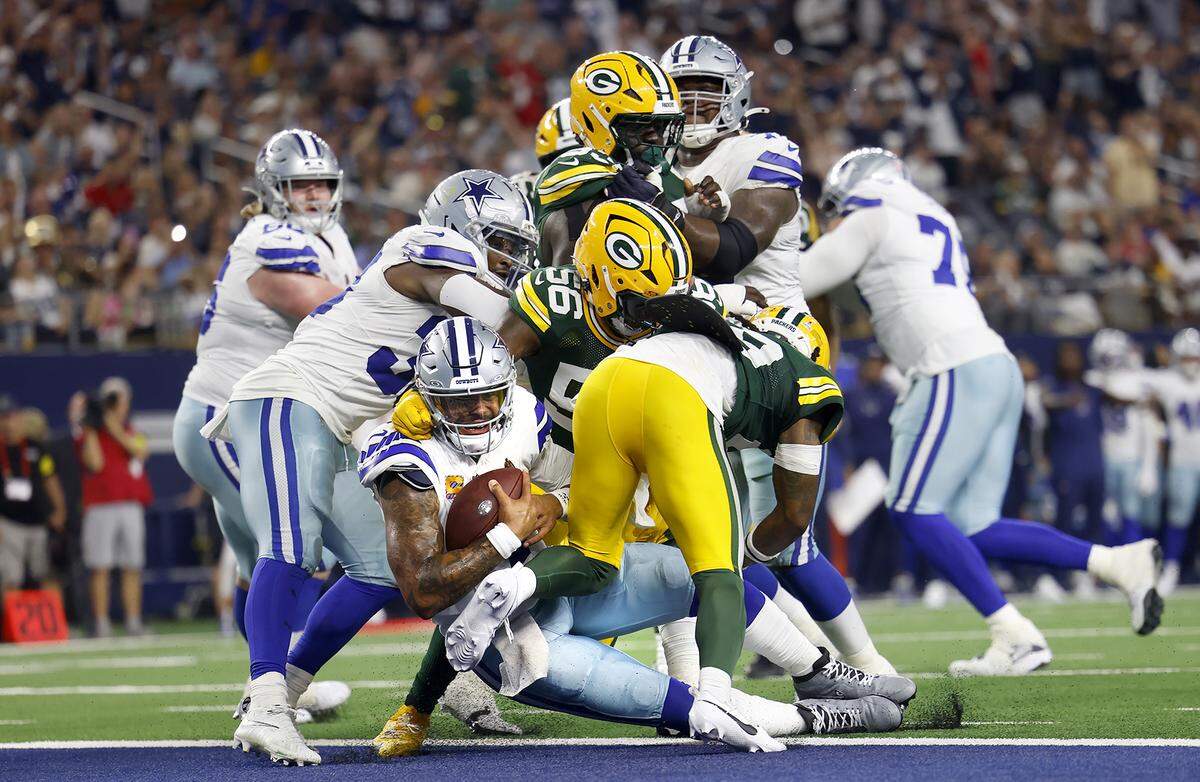 Dallas Cowboys quarterback Dak Prescott runs for a 2-yard touchdown against the Green Bay Packers in the second quarter Sunday at AT&T Stadium in Arlington.