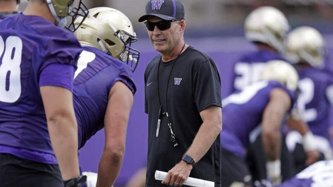Chris Petersen is looking to lead the Huskies to the playoffs in 2018.