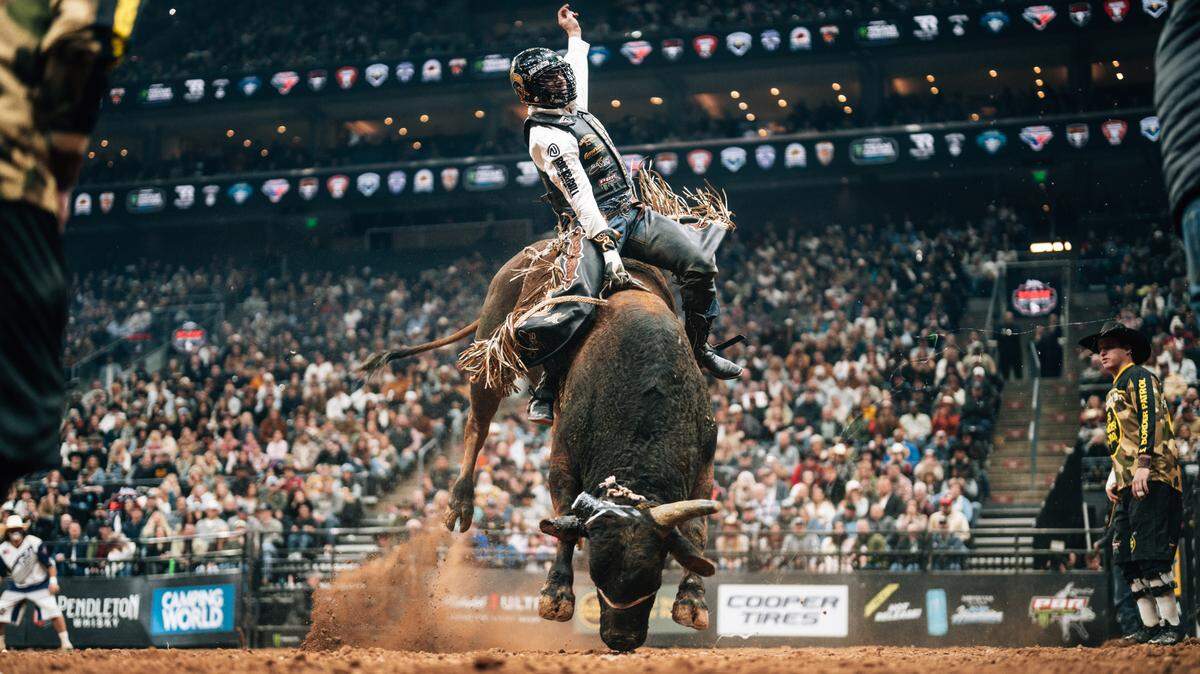 Sage Steele Kimzey rides D&H Cattle Co./ Buck Cattle Co.’s Playmate for 91 during the Salt Lake City Unleash the Beast event in 2025.