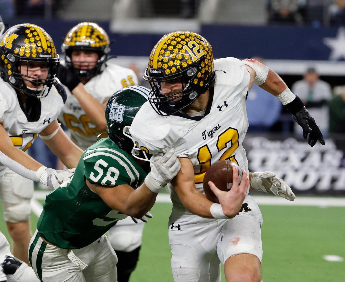 Malakoff quarterback Mike Jones (12) sweeps to the outside during the second half of the UIL Conference 3A Division 1 state championship football game at AT&T Stadium in Arlington, Texas, Thursday, Dec. 14, 2023.