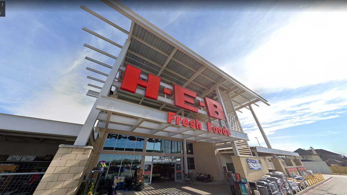 An H-E-B worker is accused of sending threatening text messages to her co-workers, Texas cops say.