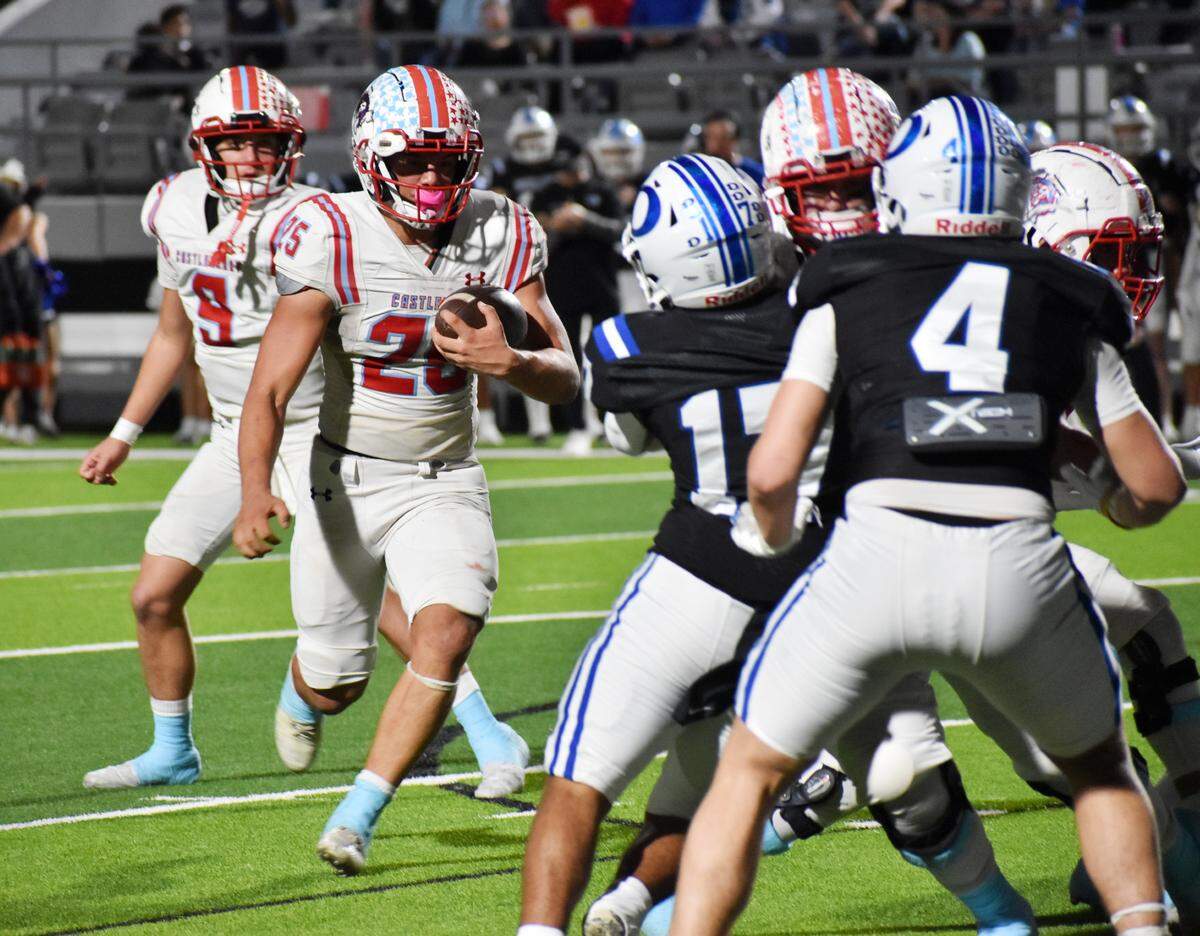 River Oaks Castleberry running back Isaiah Ford runs the ball in the second quarter of a Class 4A Division I playoff game against Decatur at Birdville ISD Fine Arts/Athletic Complex on Thursday, Nov. 13, 2025.