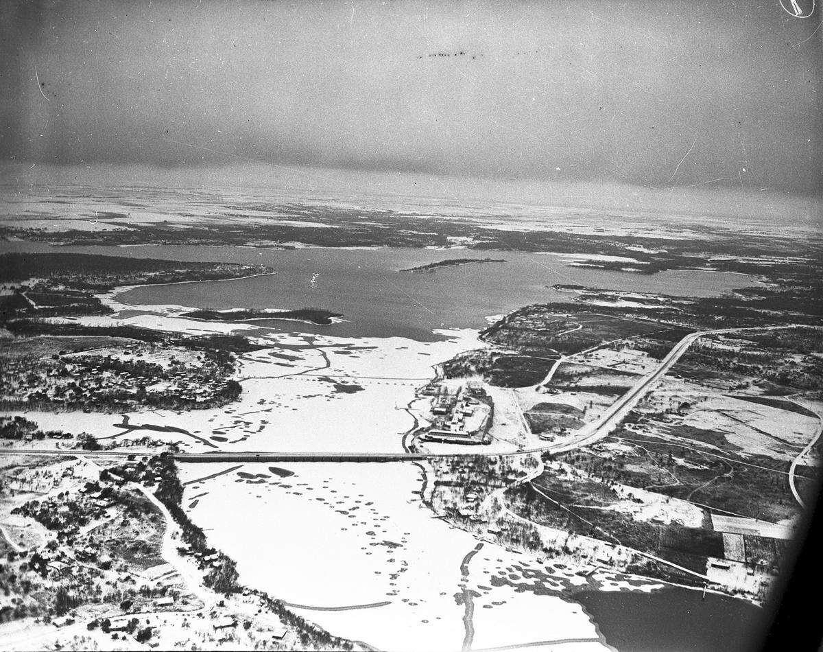 Lake Worth on Jan. 22, 1940, when ice formed over all the northern portions of the lake and well beyond the Northwest Highway bridge in the severe and lasting cold that preceded the snow. “When the flakes fell, they covered icy surfaces of the lake and left a scenic spectacle such as Fort Worth had never seen before.” In the center right just off the bridge is Lake Worth Casino covered in snow.