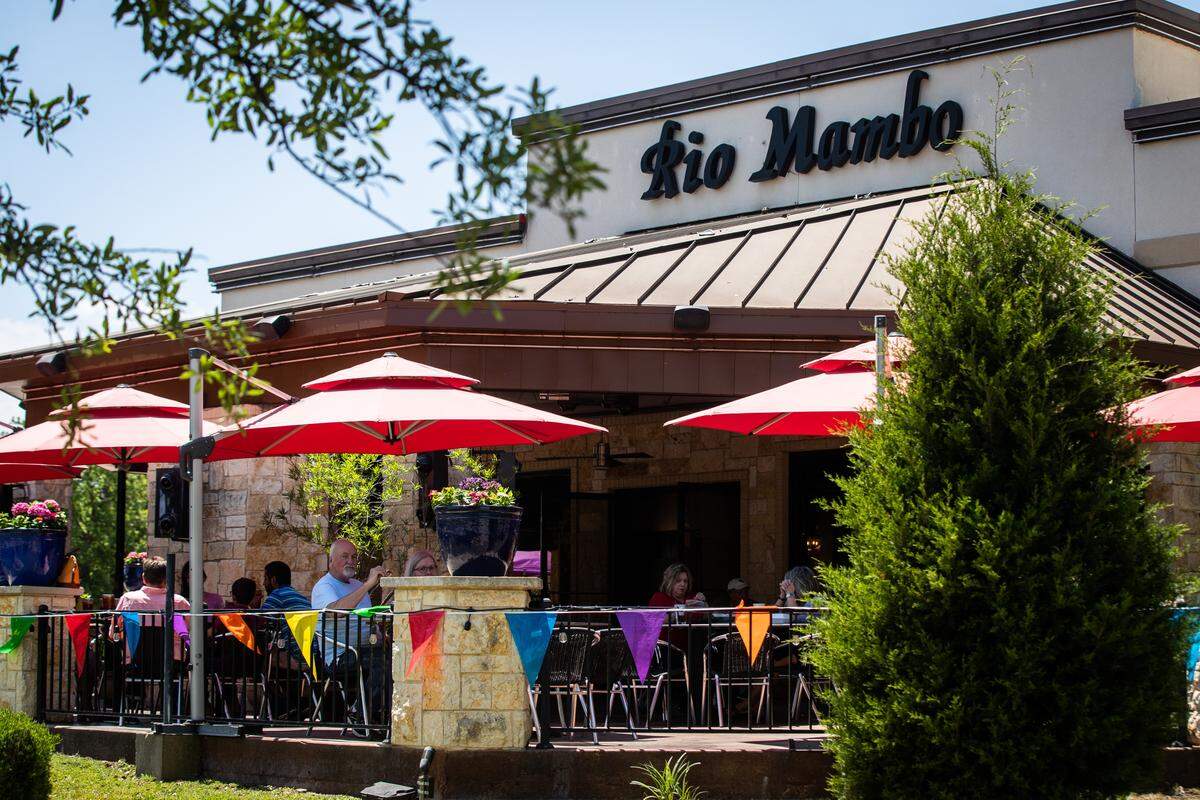 Comensales almuerzan en el patio de Río Mambo el viernes 24 de abril de 2020, en Colleyville.
