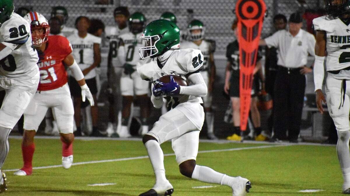 Kennedale’s Josh Cornwell carries the ball in a game against River Oaks Castleberry on Friday.