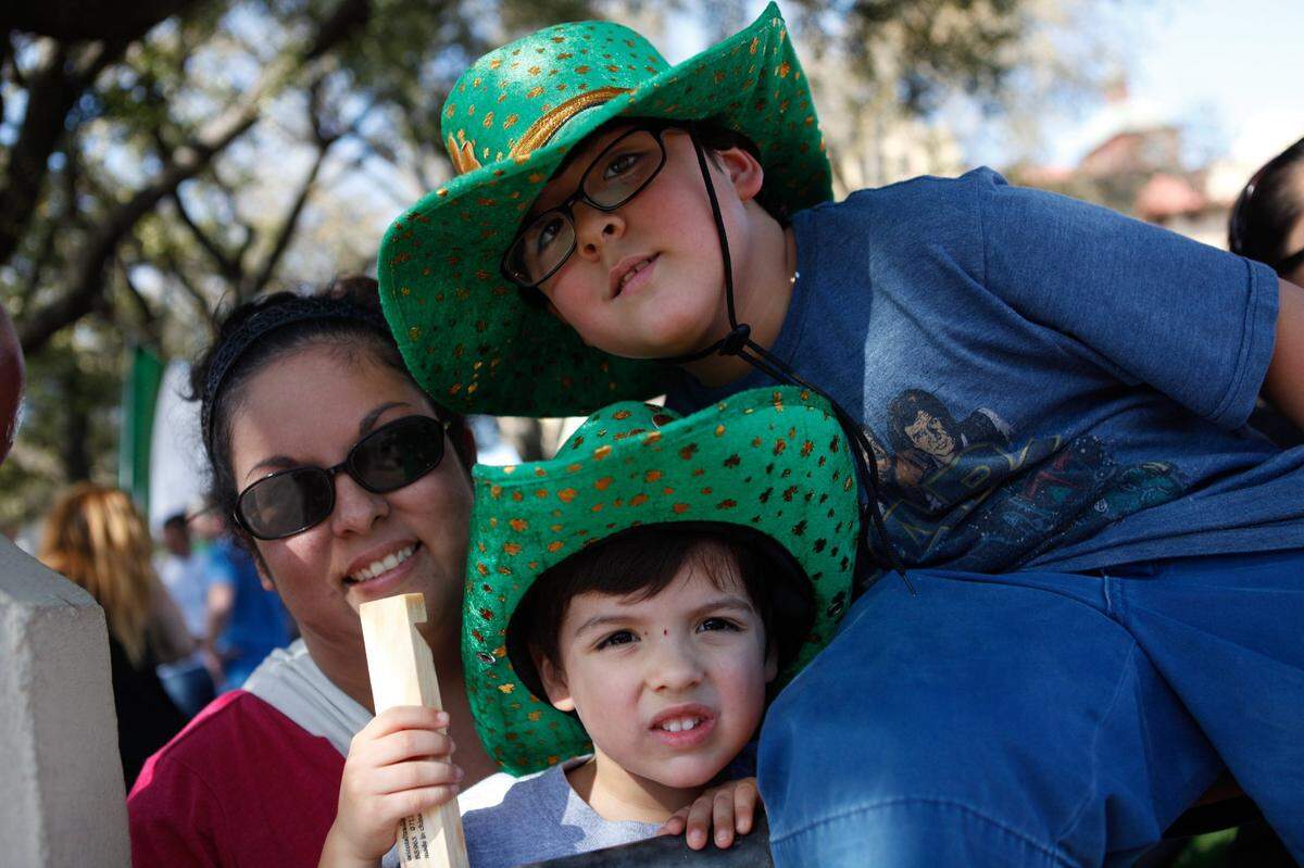 March 16, 2013: Eager for the St. Patrick’s Day Parade to begin, Anita, Elliot and Joey King wait in the shade on the barricades at the Fort Worth Stockyards.