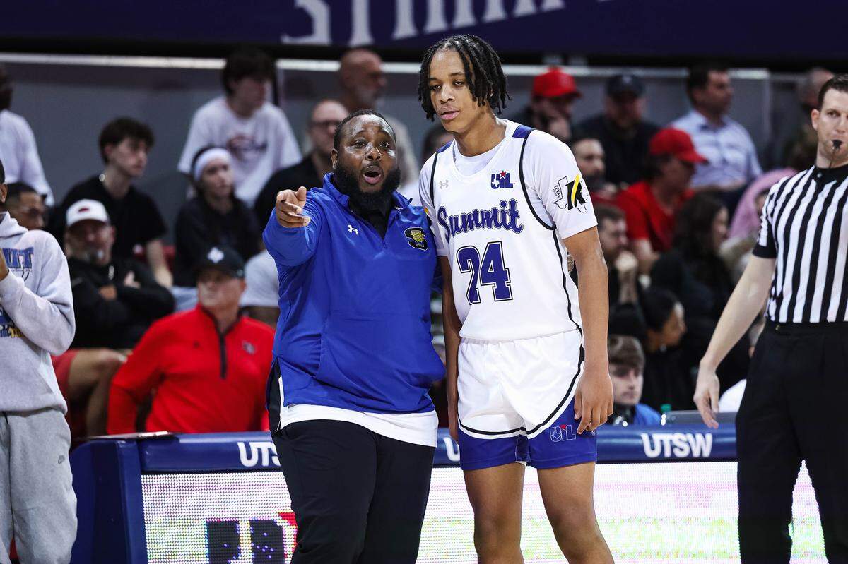 Mansfield Summit head coach Emund Prichett talks with guard Joseph Creal III after a play during a Class 5A Division II state semifinal against Lucas Lovejoy on Tuesday at Moody Coliseum in Dallas.