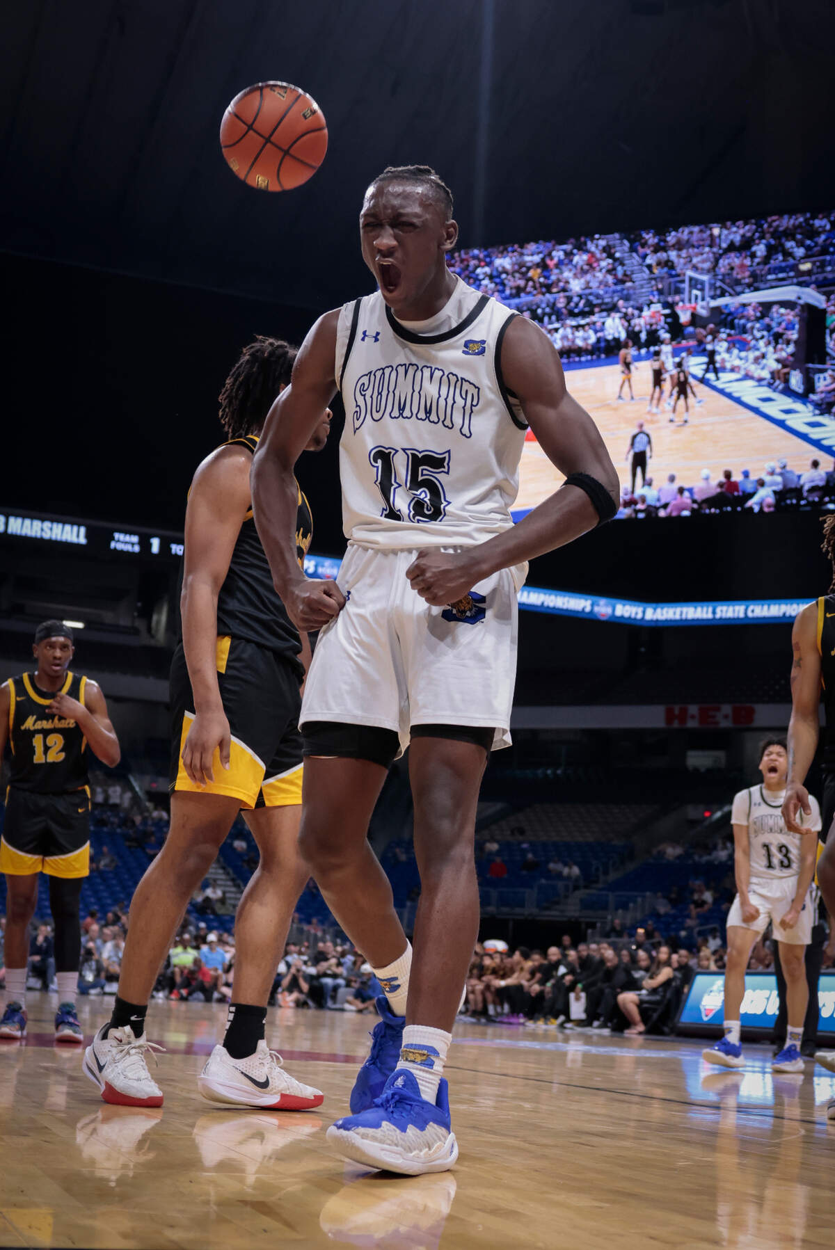 Mansfield Summit’s Ian Sedah (15) flexes against Missouri City Marshall in the Class 5A Division 2 state championship game on Saturday, March 8, 2025 at the Alamodome in San Antonio, Texas. Summit defeated Marshall 54-47.