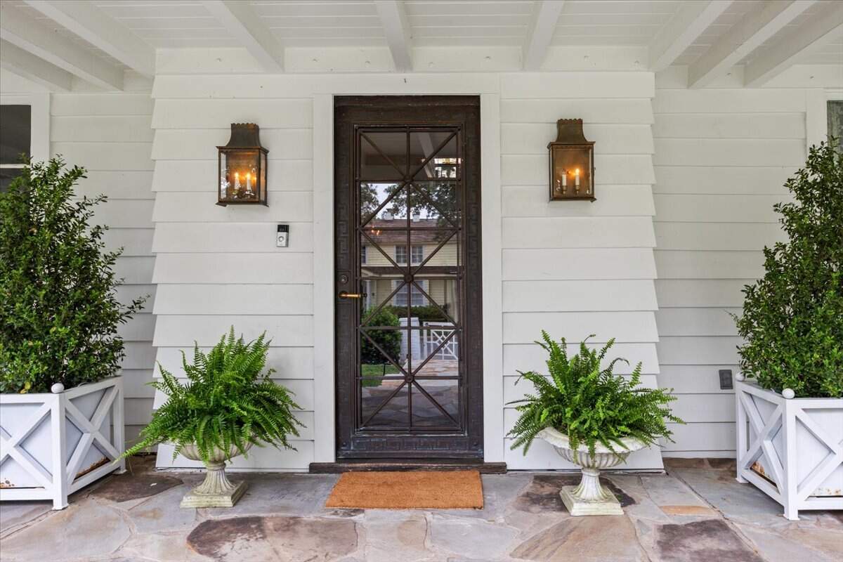 This $2.8 million Fort Worth home features a front door from former first lady Jacqueline Kennedy Onassis’ New York City apartment.
