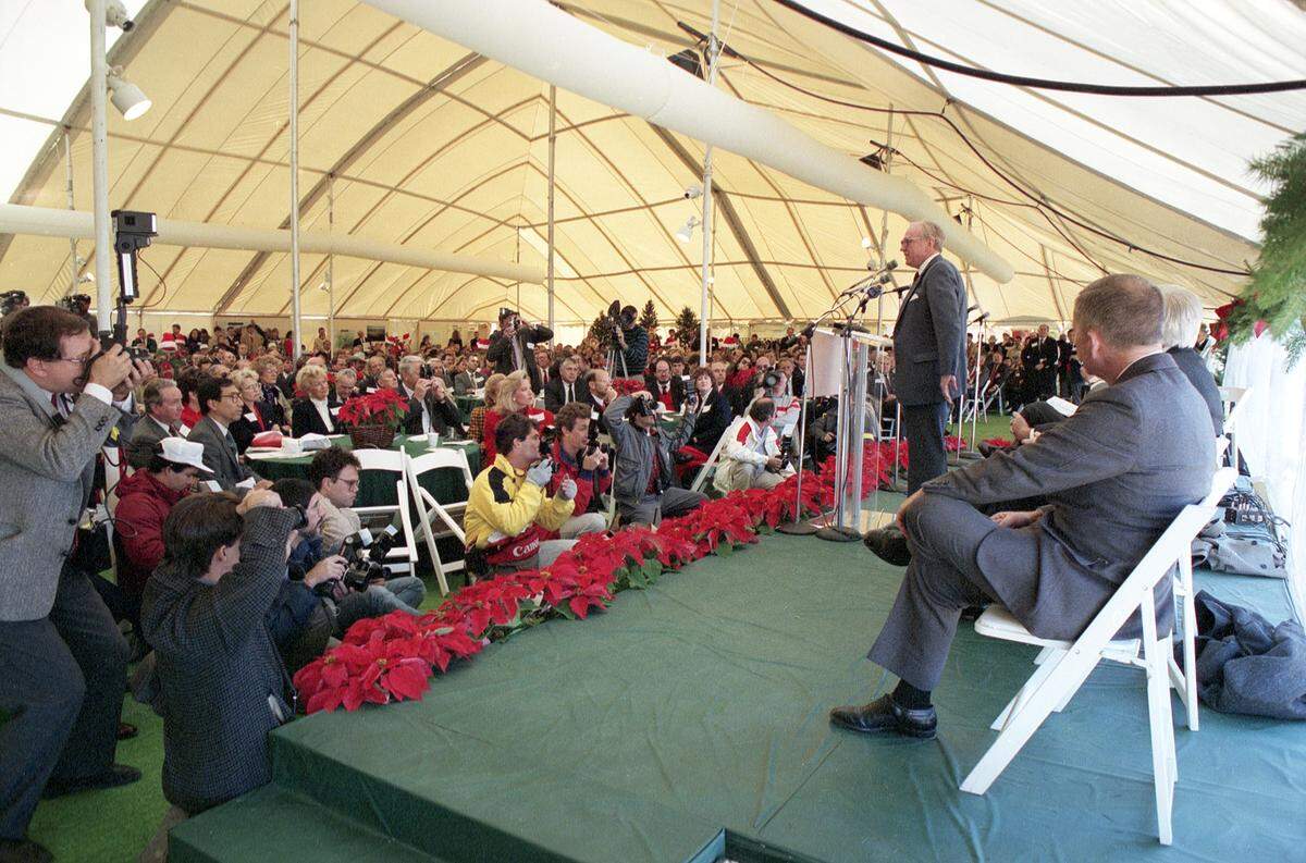 Dec. 14, 1989: Former U.S. House Speaker Jim Wright speaks at the podium during inauguration ceremonies for the new $35 million Alliance Airport in Fort Worth, attended by a crowd of more than 300.