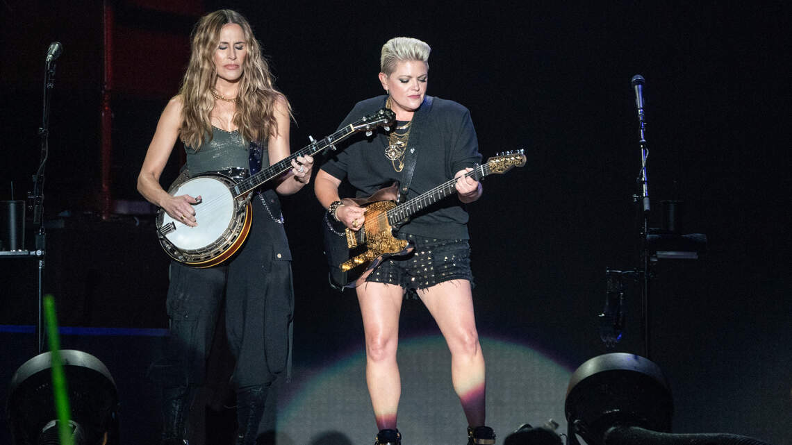 ‘I just can’t pull it off.’ The Chicks cut show short after Natalie Maines voice issues