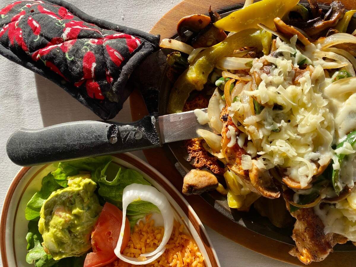Pollo con champiñones (chicken with sauteed mushrooms and poblanos) at La Playa Maya in Ridglea.