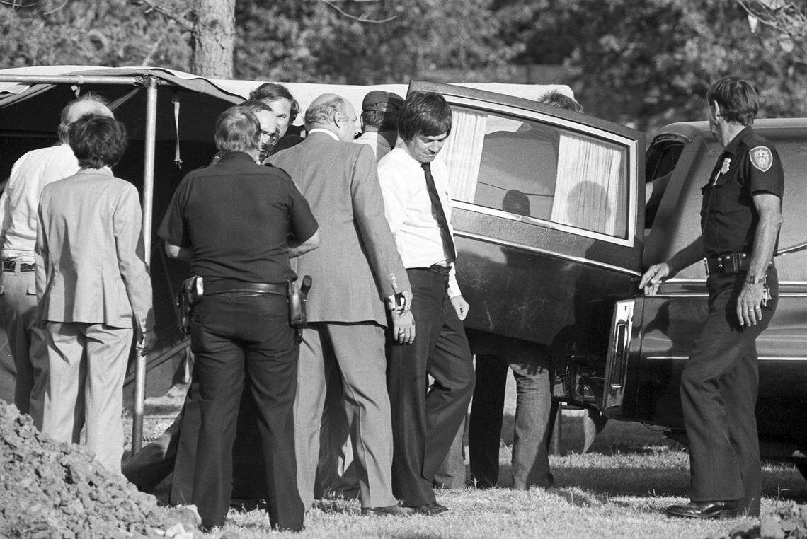 Oct. 4, 1981: The exhumed remains of Lee Harvey Oswald at Rose Hill Memorial Park in Fort Worth are placed in a hearse to be taken to Dallas for an autopsy.