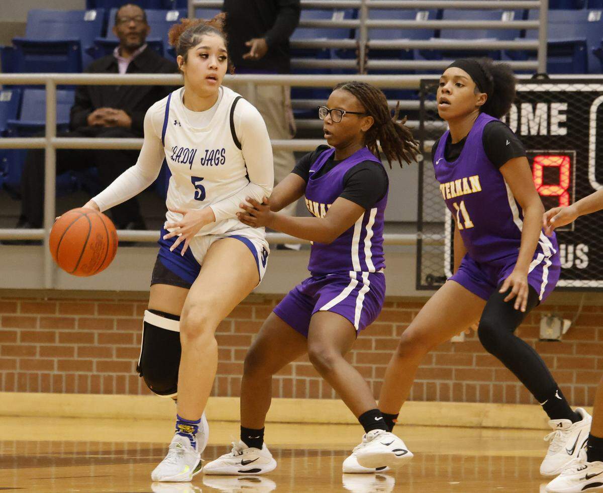Mansfield Summit shooting forward Jayla Williams (5) looks to get the ball out against Everman shooting guard Makhiya Dangerfield (1) and guard Jahzeriah Esters (11) during the first half of a UIL girls basketball game between Everman and Mansfield Summit at Summit High School in Mansfield, Texas, Thursday Jan. 22, 2026