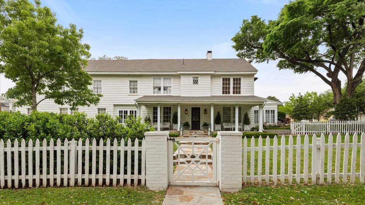 This $2.8 million Fort Worth home features a front door from former first lady Jacqueline Kennedy Onassis’ New York City apartment.