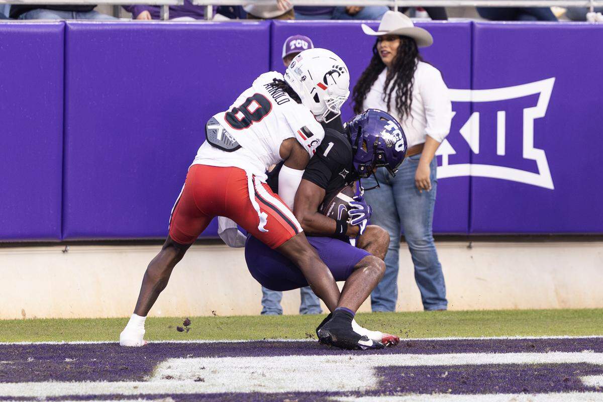 TCU wide receiver Eric McAlister catches a 17-yard touchdown pass in the first quarter against Cincinnati on Saturday at Amon G. Carter Stadium.