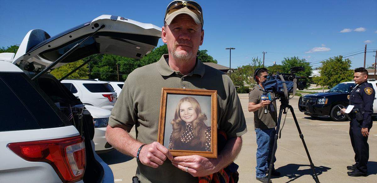 Jim Walker holds a photo of his sister Carla Walker. The body of Carla Walker, a Fort Worth teen, was recovered near Benbrook Lake in 1974. A suspect charged with her murder was arrested Monday, Sept. 21, 2020.