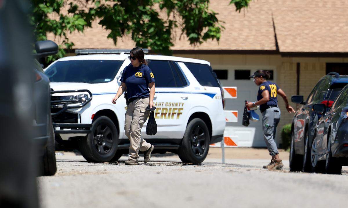 Federal agents approach the home of former Everman home of Cindy Rodriguez-Singh, the mother of missing 6-year-old Noel Rodriguez-Alvarez on Tuesday, May 12, 2026.