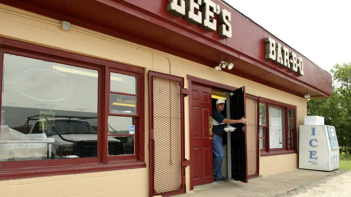 Lee’s Bar-B-Q in Haslet is near Alliance Airport and Texas Motor Speedway.