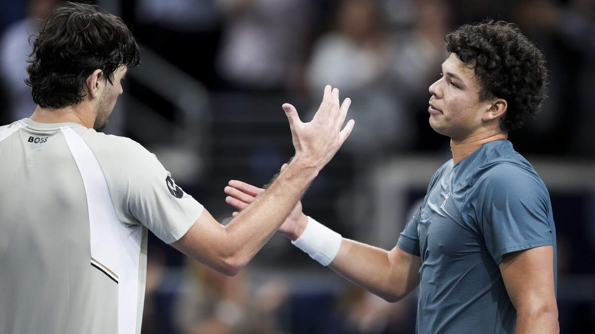 American Ben Shelton (left) defeated fellow American Taylor Fritz on Sunday to win the 2026 Nexo Dallas Open.