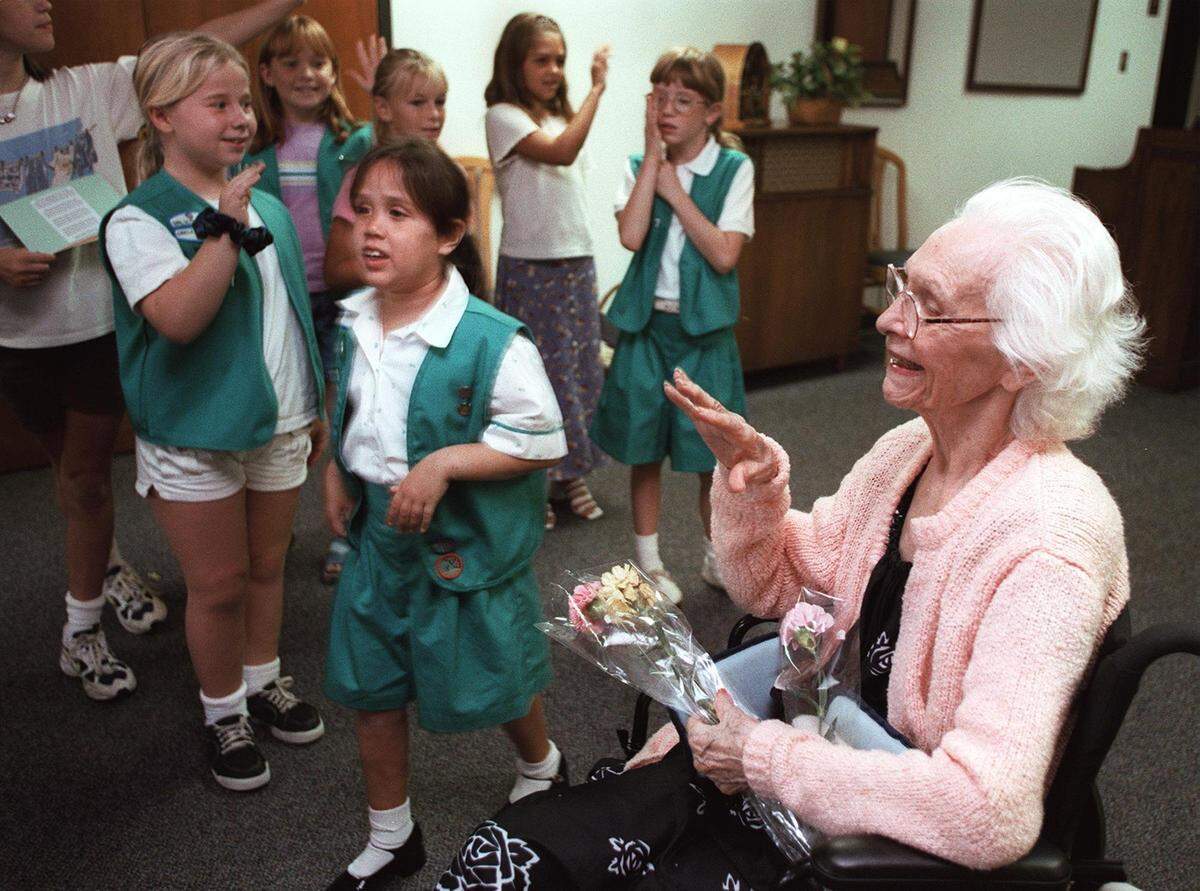 Sept. 13, 1998: Rosemary Doughty, a resident of All Saints Bishop Davies Center in Hurst, waves goodbye to the girls from Circle T Girl Scout Troop 1257 after the Scouts delivered cards and flowers to the residents for Grandparents Day.