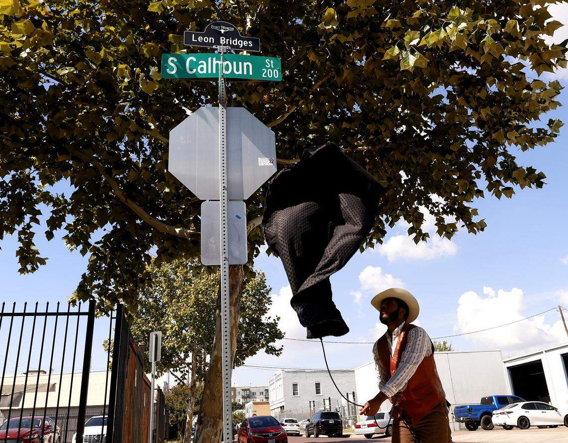 Leon Bridges unveils his name atop a street sign at the corner of South Calhoun Street and East Daggett Avenue in Fort Worth on Tuesday, Oct. 7, 2025.