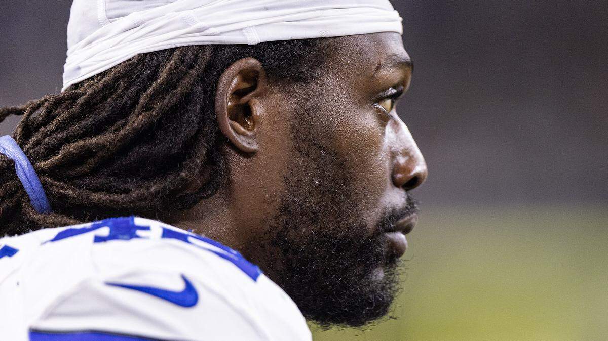 Cowboys defensive end Jadeveon Clowney (42) waits to go into the game in the second half of an NFL football game between the Dallas Cowboys and Green Bay Packers at AT&T Stadium in Arlington on Sunday, Sept. 28, 2025.