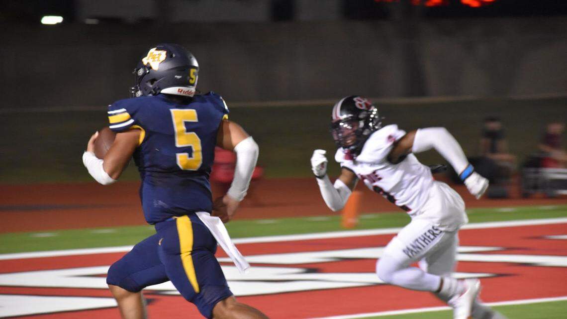 Arlington Heights’ Muhammad Nixon scores a touchdown for the Yellowjackets during a high school football game against Colleyville Heritage at Farrington Field in Fort Worth, Texas, Friday, Oct. 14, 2022. Arlington Heights won 41-31. (Olivia Luttrell/Special to the Star-Telegram)