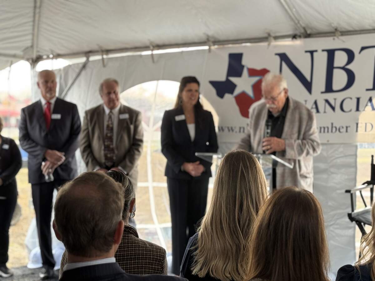NBT Financial’s chairman, Steve Eargle, and President and CEO, Wade Donnell, Regional President Janice Spooner and Grapevine Mayor William D. Tate at the groundbreaking ceremony.