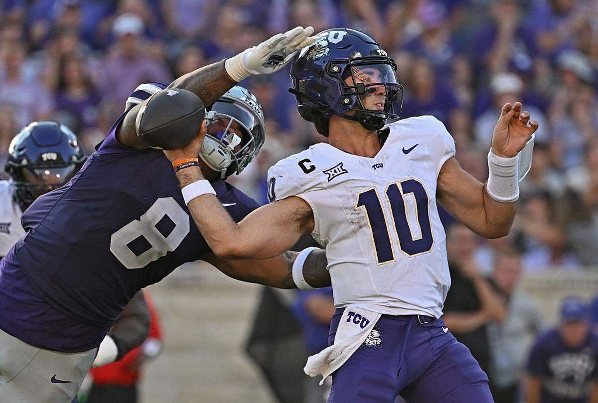 MANHATTAN, KS - OCTOBER 11: Quarterback Josh Hoover #10 of the TCU Horned Frogs throws a pass against pressure from defensive end Chiddi Obiazor #8 of the Kansas State Wildcats in the second half at Bill Snyder Family Football Stadium on October 11, 2025 in Manhattan, Kansas. (Photo by Peter Aiken/Getty Images)