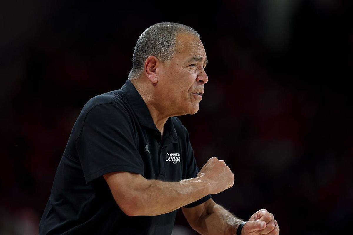 HOUSTON, TEXAS - JANUARY 06: Head coach Kelvin Sampson of the Houston Cougars reacts during the game against the Texas Tech Red Raiders at Fertitta Center on January 06, 2026 in Houston, Texas. (Photo by Kenneth Richmond/Getty Images)