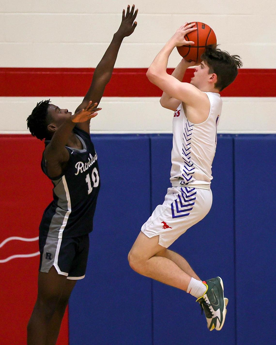 Grapevine guard Jackson Waggoner (r) tries to shoot over Richland guard Jayden Rhinehart (10) during the second half of a High School basketball game, January 25, 2021, played at Grapevine High School in Grapevine, Tx. (Steve Nurenberg Special to the Star-Telegram)