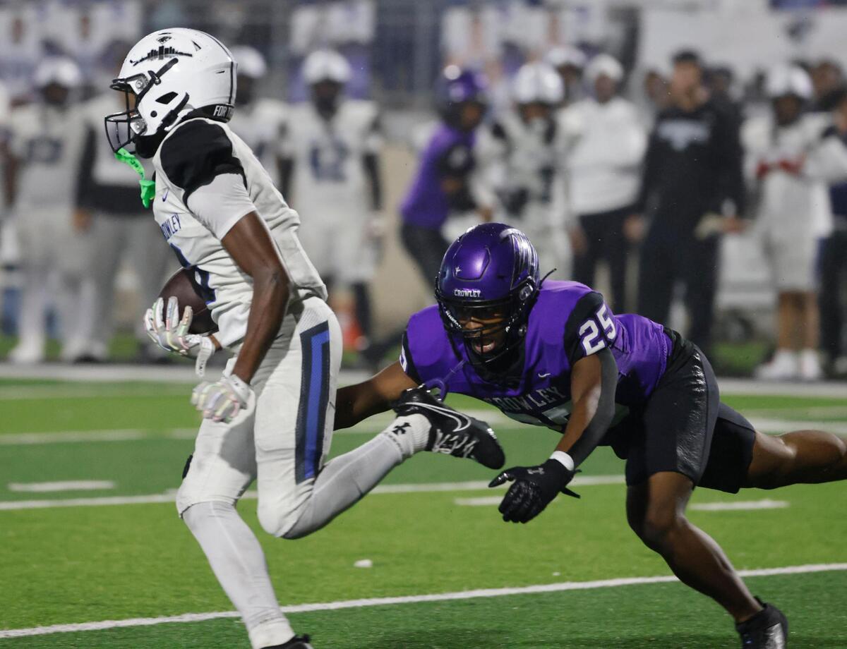 North Crowley wide receiver Quentin Gibson (6) outruns the diving attempt of Crowley linebacker Calil Washington (25) during a UIL District 3-6A football game at Crowley ISD Multi-Purpose Stadium in Fort Worth, Texas, Thursday, Nov. 07, 2024.