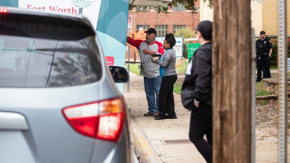 - Empleados escolares distribuyen comidas para estudiantes. Distritos escolares en el Norte de Texas están buscando maneras de ayudar a los estudiantes, maestros y personal administrativo durante la pandemia del coronavirus.