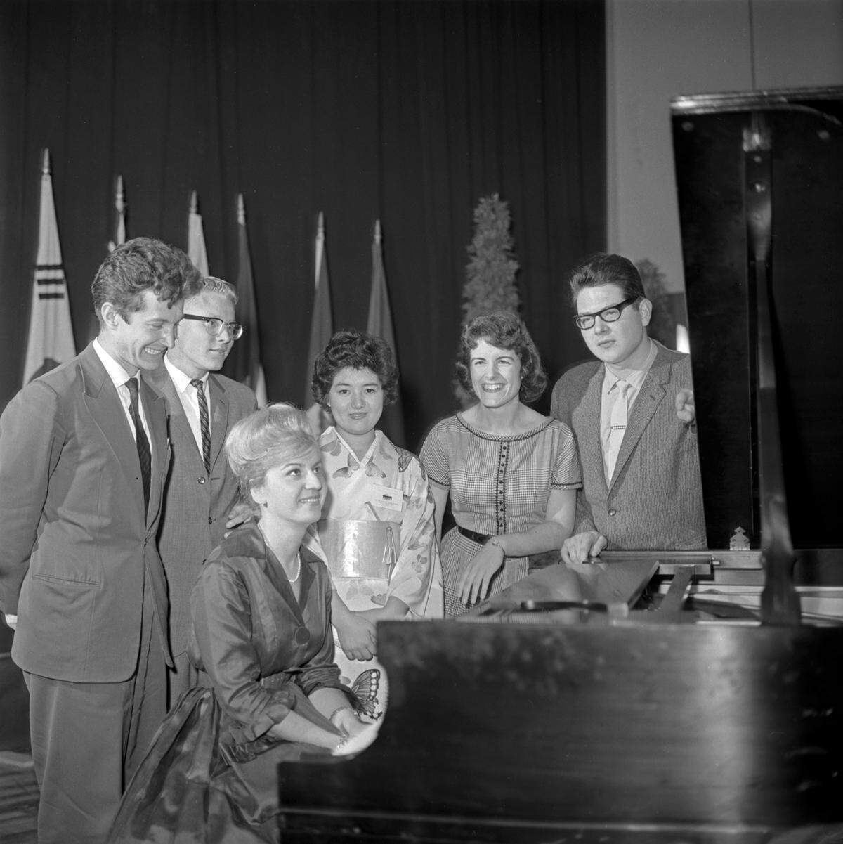 Victory pose brings together six finalists chosen to vie for the $10,000 Van Cliburn International Piano Competition first prize in 1962. Standing from left: Mikhail Voskresenski, Ralph Votapek, Hiroko Nakamura, Marilyn Neeley and Nikolai Petrov; at keyboard, Cecile Ousset.