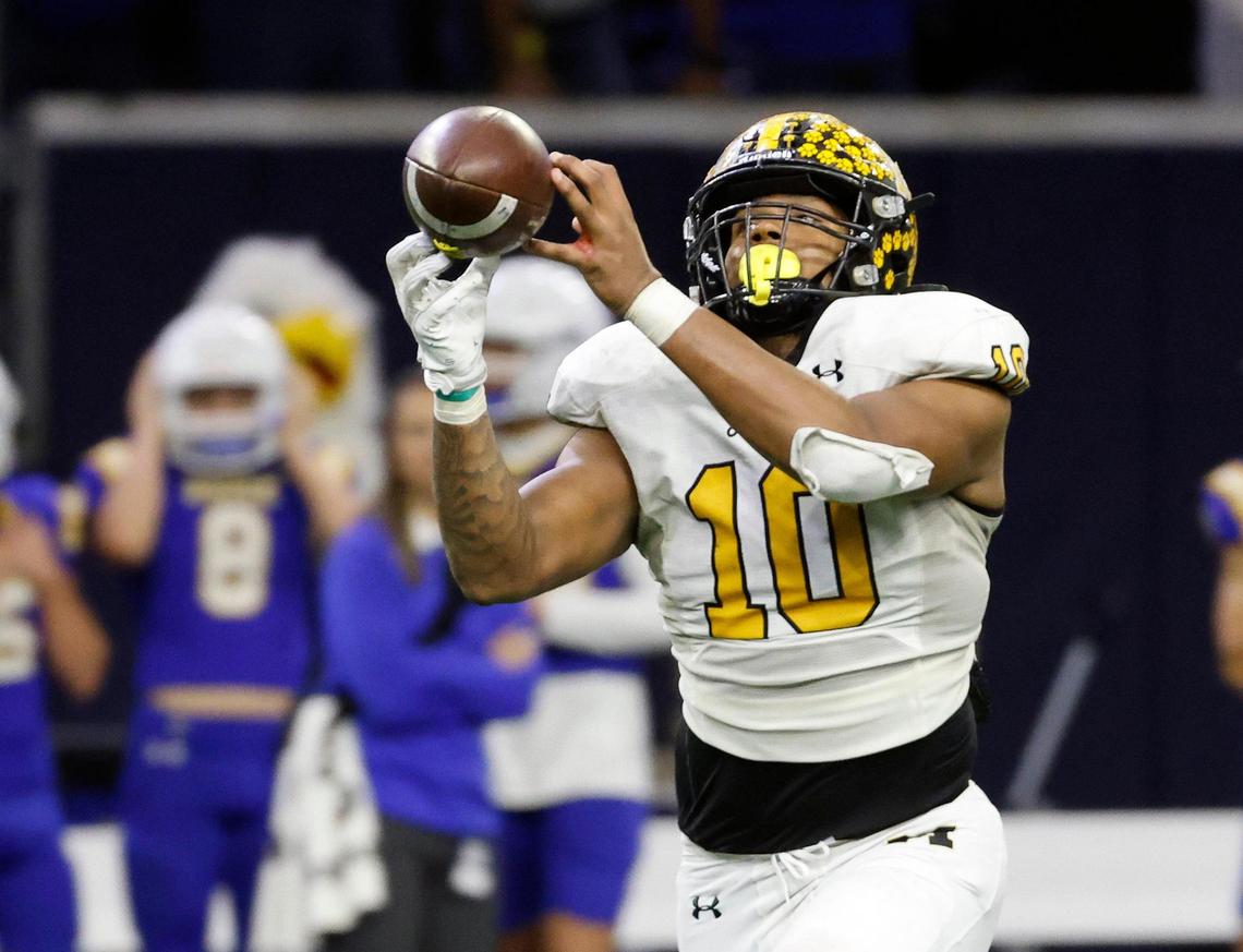 Malakoff tight end Doc Renberg (10) makes a finger tip catch for six after bobbling the ball seven times during the second half of a UIL Conference 3A Division 1 semifinal playoff football game at The Ford Center in Frisco, Texas, Thursday, Dec. 07, 2023.