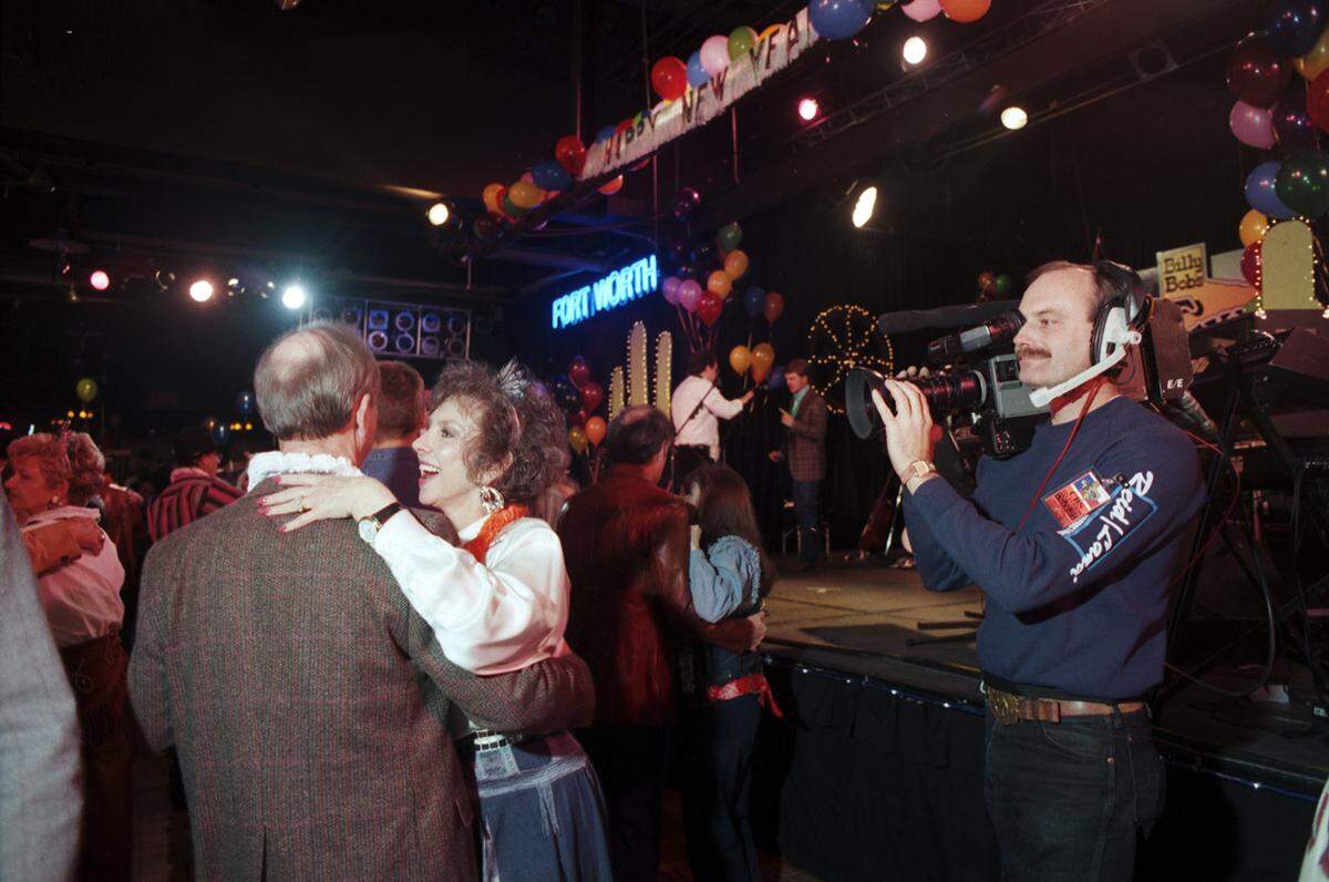 Dec. 6, 1990: CBS cameraman Palmer Moynihan videotapes patrons of Billy Bob’s Texas for “Happy New Year America,” a special set to air on New Year’s Eve.