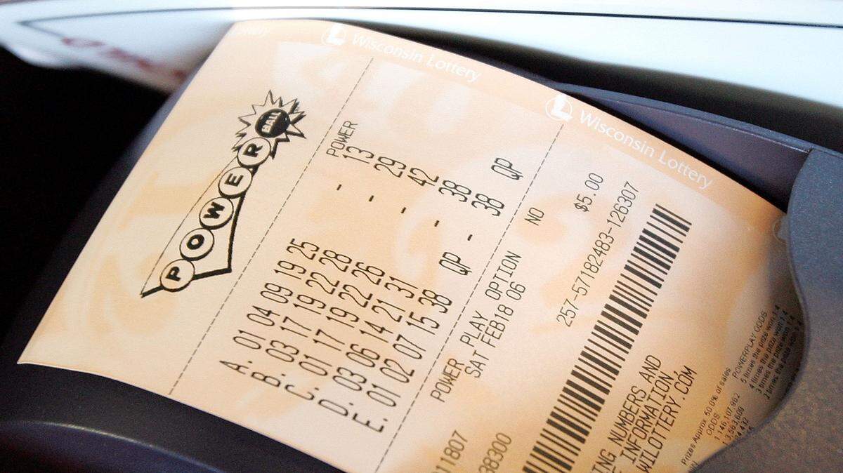 Eight Illinois lottery players won between $50,000 and $150,000 in Saturday’s Powerball drawing.