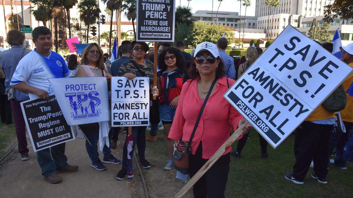 Manifestantes protestan la decisión del gobierno de Trump de cancelar el Estatus de Protección Temporal (TPS). Esfuerzos en el Congreso de Estados Unidos tratará de extender el TPS para todos los países que son beneficiarios de él hasta el 15 de septiembre de 2021.